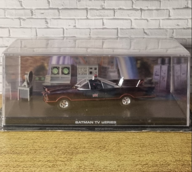 Eaglemoss Diecast 1966 Batmobile with original magazine